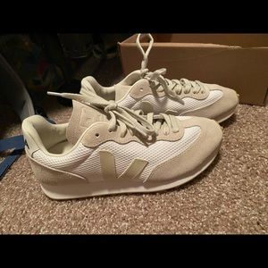 Veja tan sneakers NWT
